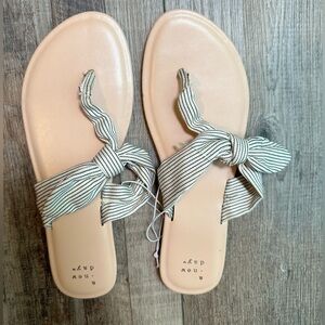 A new day woman’s size 8.5 flip flop in cloth bow
